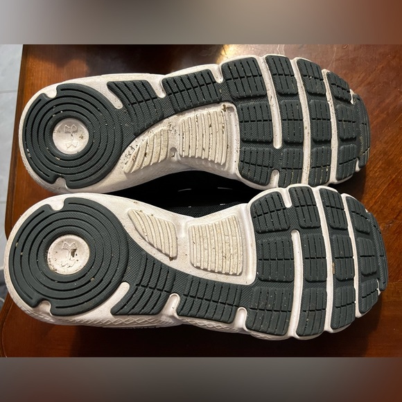 Under Armour Women's Charged Assert 8 Running Shoe in black size 11. - Picture 10 of 10